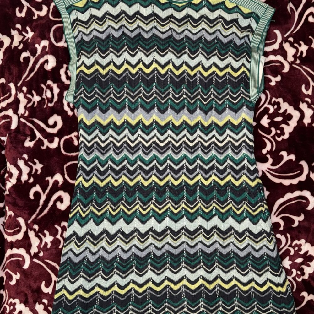 BCBGMAXAZRIA is known for elevated knitwear that merges comfort with couture - Picture 2 of 3